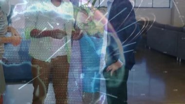 Ofiste konuşan çeşitli iş adamları üzerinde dünya ve çizgilerin animasyonu. İş, iletişim ve teknoloji konsepti dijital olarak oluşturulmuş video.