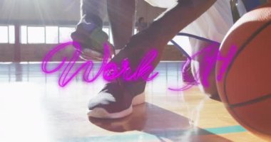 Ayakkabı bağlayan Afrikalı Amerikan basketbolcunun animasyonu. Spor, rekabet ve iletişim konsepti dijital olarak oluşturulmuş video.