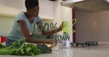 Evde yetişen mesajların animasyonu ve mutlu Afro-Amerikan kadınlarının yemek pişirmesiyle bitiyor. ekoloji, yemek pişirme, gıda konsepti dijital olarak üretilen video.