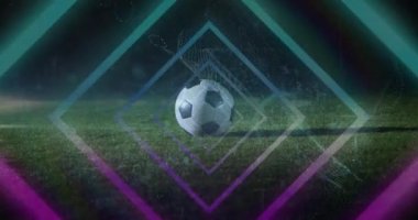 Kafkasyalı erkek futbolcu üzerinde neon şekillerin canlandırılması. global spor ve dijital arayüz konsepti dijital olarak oluşturulmuş video.