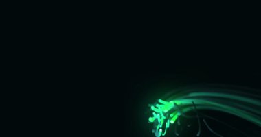 Siyah arkaplan üzerinde ışık izlerinin canlandırılması. Soyut arkaplan ve dijital arayüz kavramı dijital olarak oluşturulmuş video.