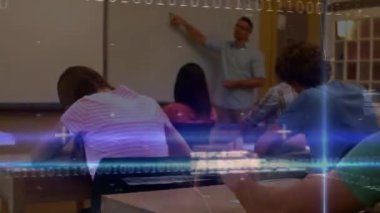 Ders sırasında çeşitli öğrenci sınıfları üzerinde veri işleme animasyonu. Okul, eğitim ve teknoloji konseptiyle dijital olarak üretilen video.