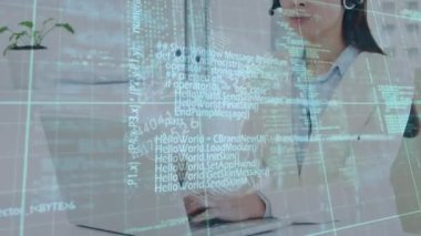 Asyalı iş kadınının telefon kulaklığı kullanarak veri işleme animasyonu. Küresel iş ve dijital arayüz kavramı dijital olarak oluşturulmuş video.