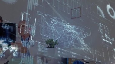 Röntgen fotoğrafına bakan farklı erkek doktorların veri işleme ve dünya haritasının animasyonu. Sağlık, tıp, veri işleme ve teknoloji konsepti dijital olarak oluşturulmuş video.