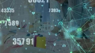 Kafkasyalı iş adamlarının konuştuğu veri işleme animasyonu. küresel iş ve dijital arayüz kavramı dijital olarak oluşturulmuş video.