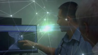 Çeşitli doktorların röntgenleriyle veri işleme animasyonu. Küresel tıp ve dijital arayüz kavramı dijital olarak oluşturulmuş video.