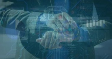 Kafkasyalı iş adamının akıllı gözlerle veri işleme animasyonu. Küresel iş ve dijital arayüz kavramı dijital olarak oluşturulmuş video.