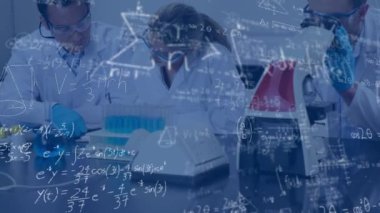 Çeşitli kadın ve erkek laboratuvar çalışanları üzerinde mikroskop kullanarak matematik formüllerinin animasyonu. Bilim, kimya, laboratuvar ve teknoloji konsepti dijital olarak oluşturulmuş video.