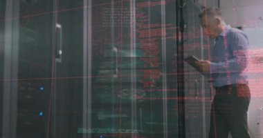 Sunucu odasındaki çalışanın veri işleme animasyonu. Dijital olarak oluşturulmuş küresel bağlantılar, veri işleme ve dijital arayüz kavramı.