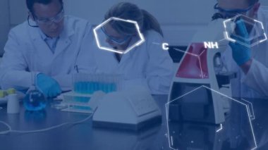 Mikroskop ile çeşitli kadın ve erkek laboratuvar çalışanları üzerinde kimyasal formüllerin canlandırılması. Bilim, kimya, laboratuvar ve teknoloji konsepti dijital olarak oluşturulmuş video.