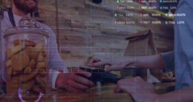 Akıllı telefondan ödeme yapan farklı insanlar üzerinde veri işleme animasyonu. Küresel perakende, finans ve dijital arayüz kavramı dijital olarak oluşturulmuş video.