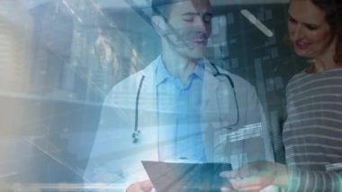 Kafkas erkek doktor ve kadın konuşmasının veri işleme animasyonu. Küresel iş ve dijital arayüz kavramı dijital olarak oluşturulmuş video.