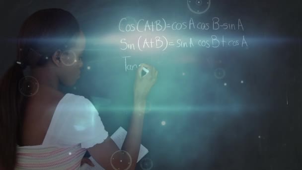 Animace Spojení Dat Nad Africkou Americkou Dívkou Psaní Matematických Vzorců — Stock video