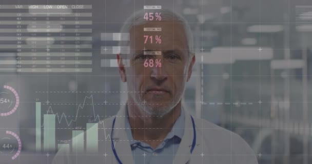 病院で笑っている白人高齢男性医師の肖像画に対する統計データ処理 医療と技術の概念 — ストック動画