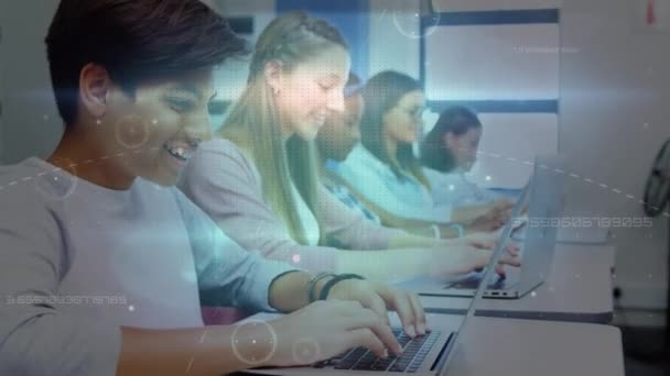 ラップトップを使用して多様な学生に対するデータ処理のアニメーション グローバルビジネスとデジタルインターフェースの概念デジタル生成されたビデオ — ストック動画