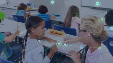 Sınıftaki çeşitli öğrenciler ve öğretmenler üzerinde bağlantı ve dizüstü bilgisayar ağı animasyonu. Küresel eğitim, bağlantılar ve dijital arayüz kavramı dijital olarak oluşturulmuş video.