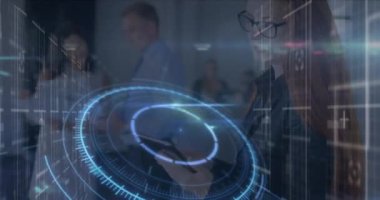 Kafkasyalı kadın doktor üzerinde dünya ile ışık ve işlem çemberinin animasyonu. Sağlık, tıp ve teknoloji konsepti dijital olarak üretilen video.