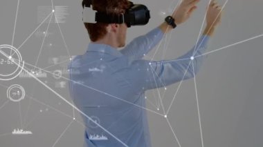 VR kulaklık kullanan beyaz adamın veri işleme animasyonu. Küresel iş ve dijital arayüz kavramı dijital olarak oluşturulmuş video.