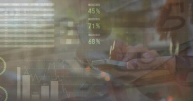 Kafkasyalı iş kadınının akıllı telefon kullanarak veri işleme animasyonu. Küresel iş ve dijital arayüz kavramı dijital olarak oluşturulmuş video.