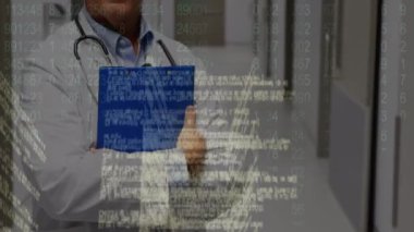 Kameraya bakan Kafkas erkek doktor üzerinden veri işleme animasyonu. Sağlık, tıp, veri işleme ve teknoloji konsepti dijital olarak oluşturulmuş video.