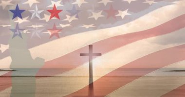 ABD bayrağında yıldızların canlandırılması ve gün batımında deniz manzarası üzerinde çapraz geçiş. Amerikan vatanseverliği ve özgürlük kavramı dijital olarak üretilen video.