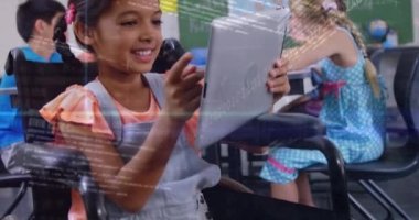 Tablet kullanan çeşitli öğrenciler ve öğretmenler üzerinde veri işleme animasyonu. Küresel eğitim, bilgisayar ve dijital arayüz kavramı dijital olarak oluşturulmuş video.
