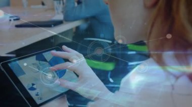 Tablet kullanan Kafkas iş kadınının veri işleme animasyonu. küresel iş ve dijital arayüz kavramı dijital olarak oluşturulmuş video.