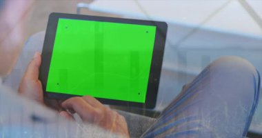 Kafkasyalı adamın elleri üzerinde fotokopi alanı olan tablet kullanarak grafiklerin animasyonu. İş, finans, ekonomi ve teknoloji konsepti dijital olarak oluşturulmuş video.
