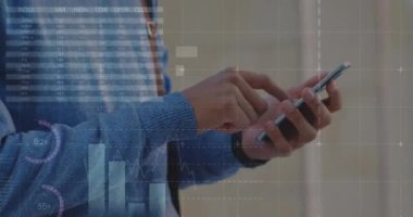 Kafkasyalı iş adamının akıllı telefon kullanarak veri işleme animasyonu. küresel iş ve dijital arayüz kavramı dijital olarak oluşturulmuş video.