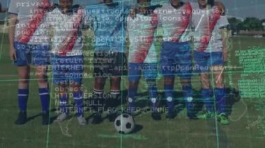 Çeşitli futbol oyuncuları üzerinde veri işleme animasyonu. Küresel spor ve dijital arayüz kavramı dijital olarak oluşturulmuş video.