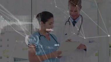 Çeşitli kadın ve erkek doktorlar arasındaki bağlantı ağının animasyonu. Sağlık, tıp, ağ, bağlantılar ve teknoloji konsepti dijital olarak oluşturulmuş video.