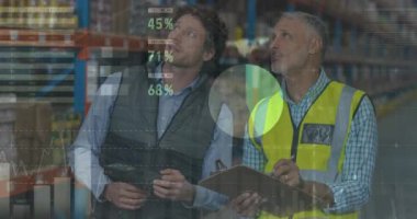 Depodaki çeşitli işçiler üzerinde veri işleme animasyonu. küresel iş ve dijital arayüz kavramı dijital olarak oluşturulmuş video.