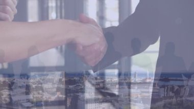 Şehirdeki çeşitli iş adamlarının el sıkışması. Küresel iş ve dijital arayüz kavramı dijital olarak oluşturulmuş video.