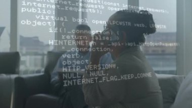 Ofiste akıllı telefondan konuşan Afrikalı Amerikalı iş kadınına karşı veri işleme. Küresel ağ ve teknoloji kavramı