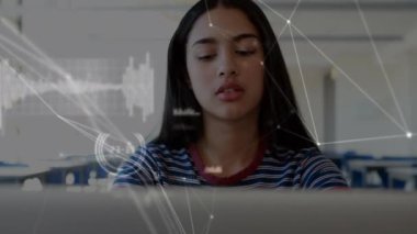 Okulda dizüstü bilgisayar kullanan beyaz bir kıza karşı bağlantı ve veri işleme ağı. Okul ve eğitim kavramı