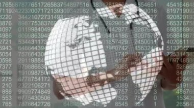 Kameraya bakan mutlu çift ırklı kadın doktorun etrafında dönen dünyanın animasyonu. Sağlık, tıp, veri işleme ve teknoloji konsepti dijital olarak oluşturulmuş video.