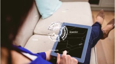 Sayısal tablet kullanan bir kadının orta kesimine karşı dönen küre üzerinde birden fazla değişen rakam. Küresel ağ ve teknoloji kavramı