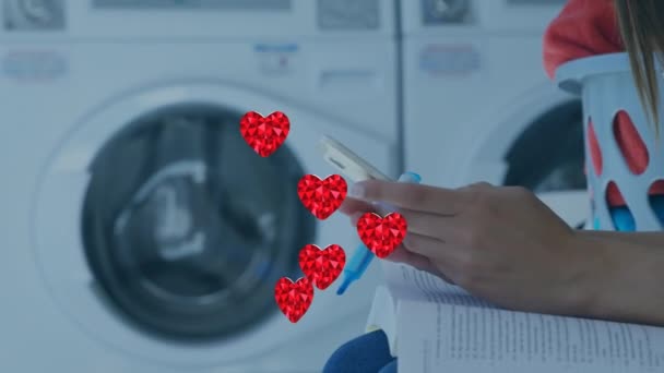 Animación Iconos Del Corazón Sobre Mujer Caucásica Usando Smartphone Concepto — Vídeos de Stock