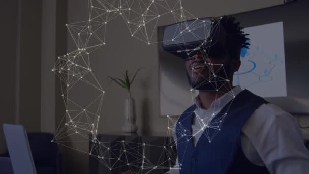 Vrヘッドセットを使用してアフリカ系アメリカ人ビジネスマン上の接続のネットワークのアニメーション グローバルビジネスとデジタルインターフェースの概念デジタル生成されたビデオ — ストック動画