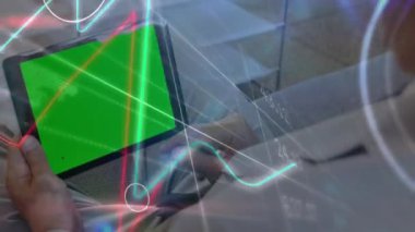 Fotokopi alanı olan dijital tablet kullanan bir adamın orta bölümünün veri işlemesi. İş ve teknoloji kavramı