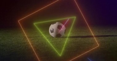 Kafkasyalı erkek futbolcu üzerinde neon şekillerin canlandırılması. global spor ve dijital arayüz konsepti dijital olarak oluşturulmuş video.