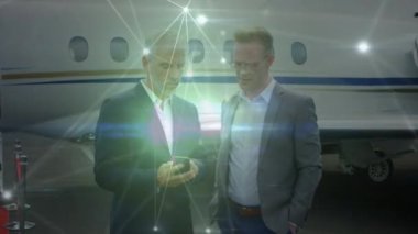 Beyaz iş adamlarının uçağın önünde konuştuğu ağ bağlantılarının animasyonu. İş, seyahat, bağlantılar ve teknoloji konsepti dijital olarak oluşturulmuş video.