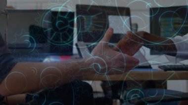 Çeşitli iş adamlarının üzerinde dönen dişlilerin el sıkışması. iş, iletişim ve teknoloji konsepti dijital olarak oluşturulmuş video.