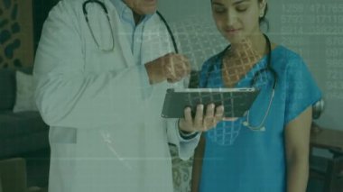 Tablet kullanan çeşitli erkek ve kadın doktorlar üzerinde dönen dünyanın animasyonu. Sağlık, tıp, veri işleme ve teknoloji konsepti dijital olarak oluşturulmuş video.