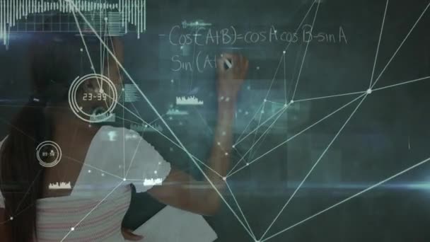 Animatie Van Connecties Data Afrikaans Amerikaans Meisje Dat Wiskundige Formules — Stockvideo