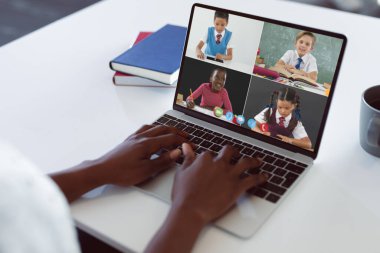 İnternetten bilgisayar okuyarak bilgisayar tuşları yazan Afro-Amerikan öğrencilerin elleri. Ev, iletişim, değiştirilmemiş, çocukluk, kablosuz teknoloji, eğitim, öğrenci ve e-öğrenim.