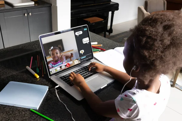Африканские Американские Девочки Афро Волосами Учатся Онлайн Видеосвязи Домашнем Ноутбуке — стоковое фото