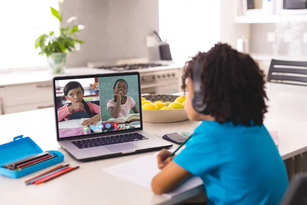 Afrikai Amerikai Fiú Fejhallgatóval Nézi Laptopképernyőt Lányokkal Online Előadás Alatt — Stock Fotó