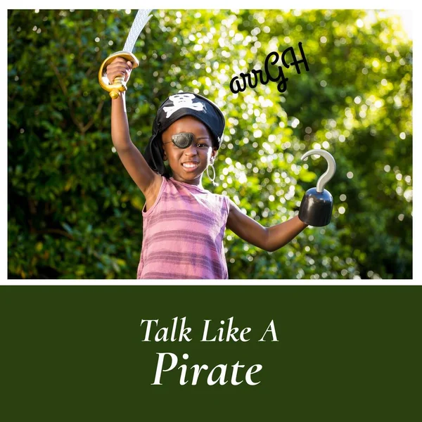 非洲裔美国男孩扮演海盗的肖像 说话像海盗的文字 复制空间 数码合成 海盗黄金时代的浪漫景象 专门用海盗行话 — 图库照片