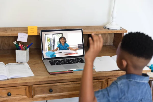 Afrikai Amerikai Fiú Felemeli Kezét Miközben Nézi Laptop Képernyőn Közben — Stock Fotó